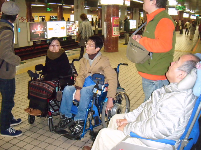 日本残疾人坐轮椅乘地铁车站该做什么